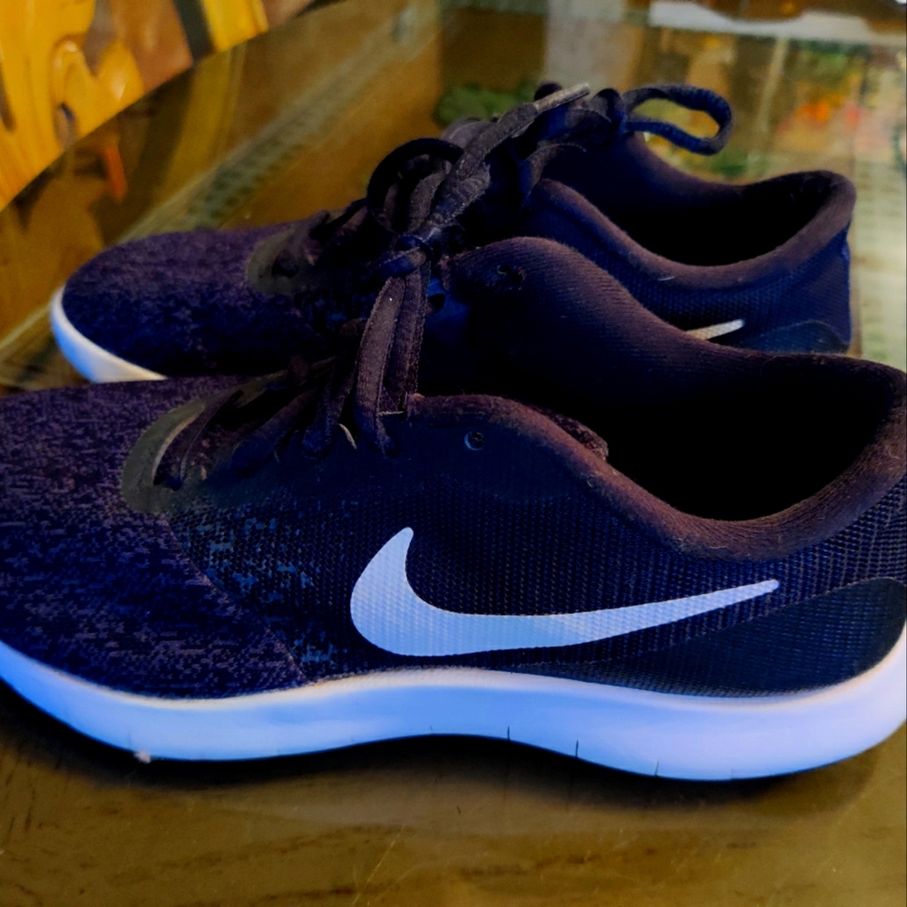 Tennis shoes Nike